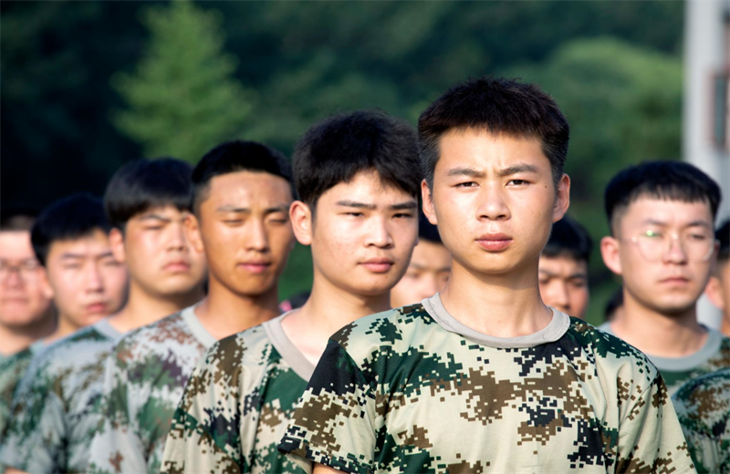 2021年7月6日，北京集团百名应届大学生褪下便服换上军装，在训练场上接受为期2天的军训，享受入职前的第一份美好记忆。