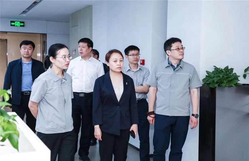 2023年5月15日，河北建材职业技术学院党委书记张明莉一行到北京集团进行校企合作交流。